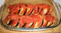 Баклажани з помідорами, картоплею та сиром. картоплею