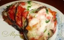 Баклажани з помідорами, картоплею та сиром. картоплею