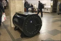 А ви знаєте, що це за чорні бочки стоять у метро бочки