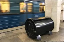 А ви знаєте, що це за чорні бочки стоять у метро бочки