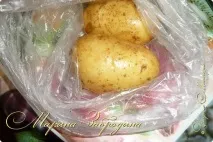 Баклажани з помідорами, картоплею та сиром. помідорами