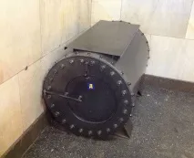 А ви знаєте, що це за чорні бочки стоять у метро чорні