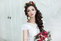 Весільні зачіски без фати на середнє і коротке волосся, з квітами і діадемою фати