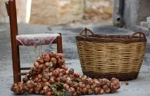 Зберігання цибулі в косах цибулі
