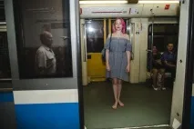 разхождам босите крака