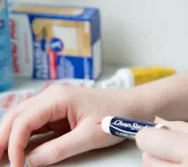 10 незвичайних способів використання бальзаму для губ способів