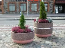 Бетонні вазони в окрасі міських територій міських