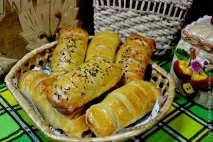 Булочки з м’ясною та сирною начинкою. булочки