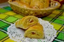 Булочки з м’ясною та сирною начинкою. ясною