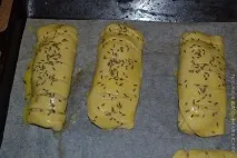 Булочки з м’ясною та сирною начинкою. сирною