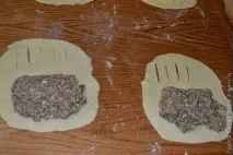 Булочки з м’ясною та сирною начинкою. сирною
