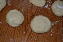 Булочки з м’ясною та сирною начинкою. булочки