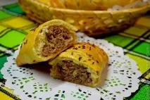 Булочки з м’ясною та сирною начинкою. булочки