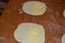 Булочки з м’ясною та сирною начинкою. ясною