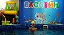 Сід дитячих басейнів з інструкторами. дитячих