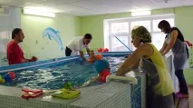 Сід дитячих басейнів з інструкторами. басейнів