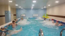 Сід дитячих басейнів з інструкторами. дитячих