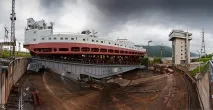 працює
