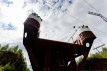 працює