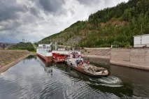 працює