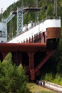 працює