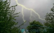 Як сховатися від дощу та не стати жертвою блискавки під час походу дощу