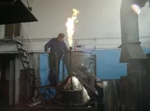може