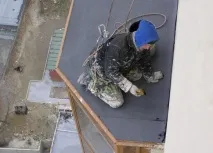 Ремонт м’якої покрівлі балконного козирка, ТОВ«Бєлбудвисоти» козирка