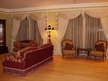 Різні штори на одному вікні фото ідеї різних тканин фото