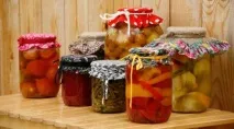 Стерилізація банок із заготовками у каструлі заготовками