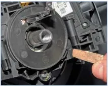 8.1.9. Renault Logan. Електроустаткування. Зняття підрульових перемикачів. renault