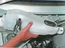 Як зняти бачок омивача на Рено Логан (Сандеро, Ларгус) бачок