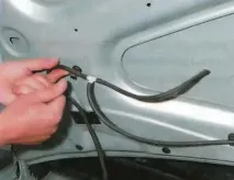 Як зняти бачок омивача на Рено Логан (Сандеро, Ларгус) рено