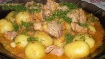 Картопля тушкована з м’ясом як самостійна страва ясом