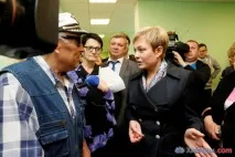 Обласні чиновники змушені розбиратися змедобслуговуванням в Апатитах (Червень 2017) чиновники