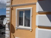 Особливості фасадного декору з пінополістиролу характеристики матеріалу, монтаж та оздоблення фасадного