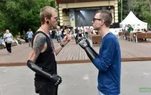 Хлопець без рук грає на барабанах хлопець