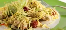 Салат з куркою та полуницею після чого