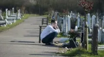 Взявши фотографа, Блейк Філдер-Сілвел відвідав могилу своєї дружини Емі Уайнхаус - Новини шоу-бізнесу та взявши