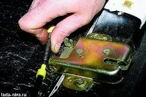 Заміна замка та троса відкриття кришки багажника Нива ВАЗ 21213, 21214, 2131 lada 4x4 заміна