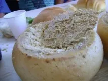 може