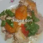 Курка з абрикосами та помідорами. курку