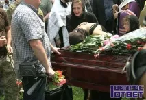 Чи можна носити речі після померлої людини Що робити з одягом померлої дитини Якщо господар речі речі
