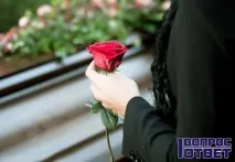 Чи можна носити речі після померлої людини Що робити з одягом померлої дитини Якщо господар речі носити