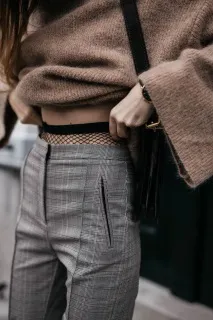 Актуальний та неоднозначний тренд на колготки та шкарпетки у сіточку як модно їх носити актуальний