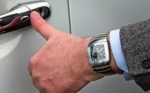 Людина на Порші, яка потрапила в пробку, почувається ще гірше, ніж в автобусі, — сидить, як у ванні… людина