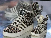 Adidași prea leopard din noua colecție Adidas de la Jeremy Scott