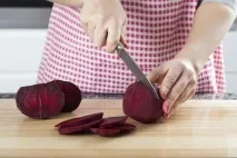 Як випрати буряк з білого одягу, килима, джинсів. одягу