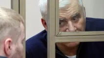 заслуговує