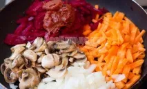 Перший мій борщ з грибами (шампіньйонами) для чоловіка - рецепт з покроковими фото перший